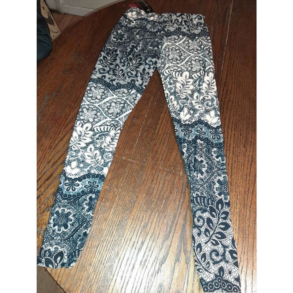 New One Size 4-12 Always Black and Cream Light Tan Floral Leggings NWT